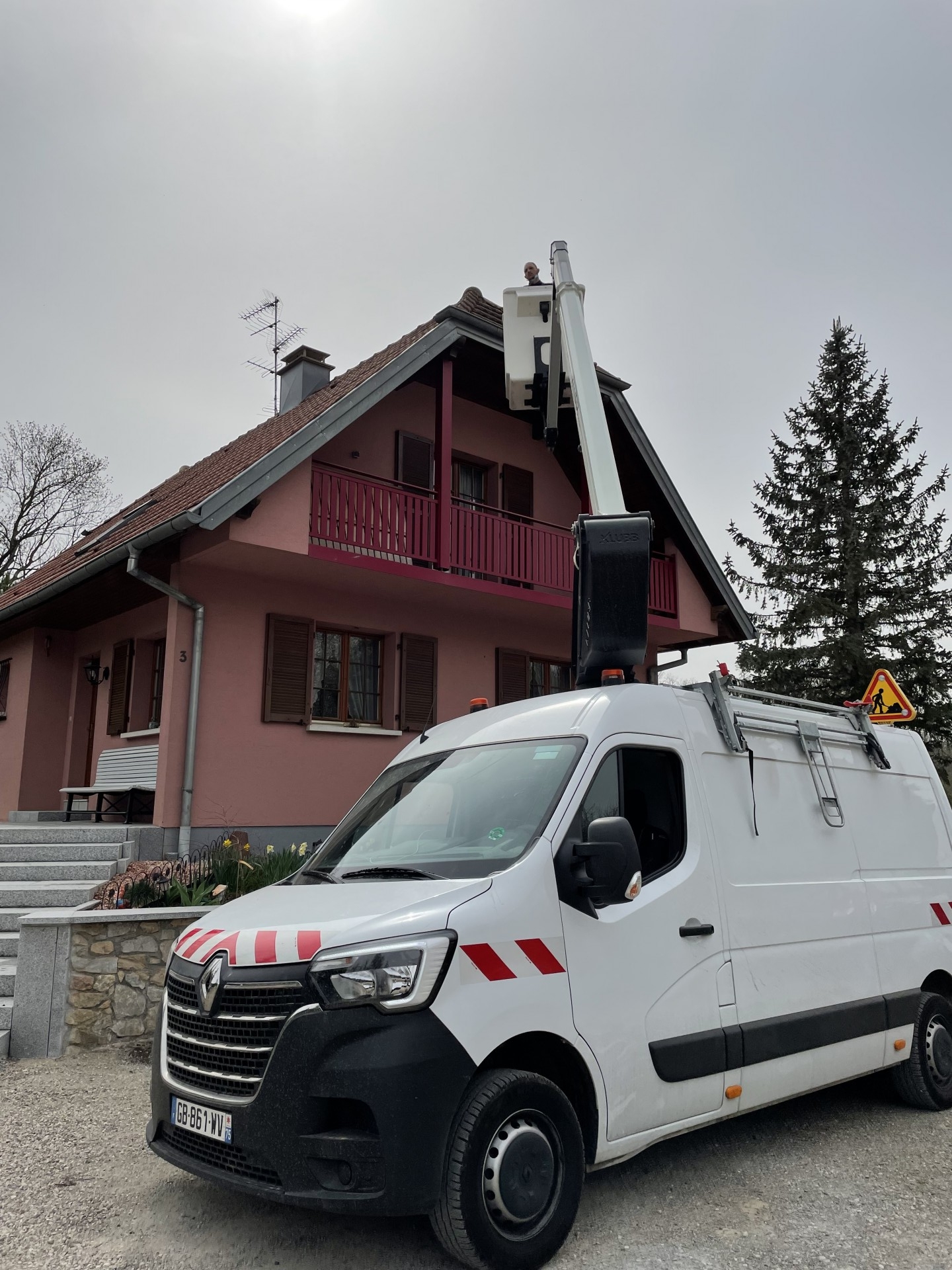 Nous travaillons avec camion nacelle