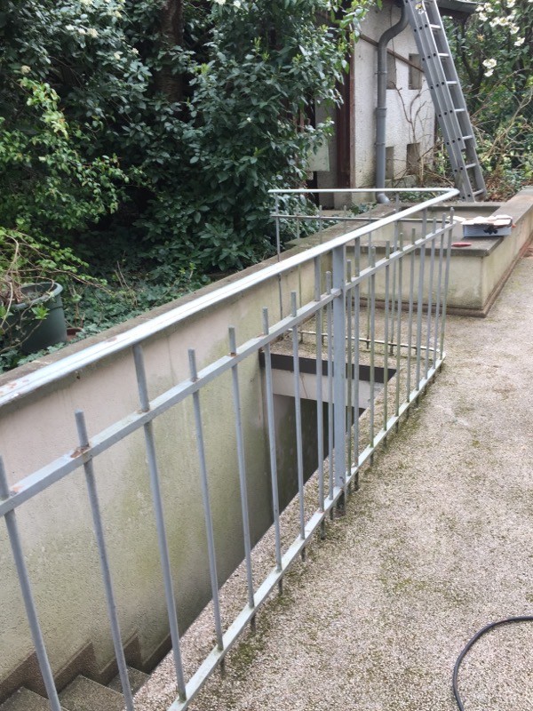 Décapage de rambarde avant peinture